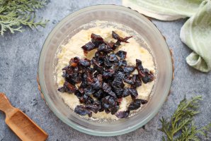 Творожная запеканка с черносливом и яблоками