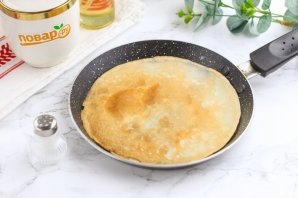 Блинный торт с творогом и клубникой