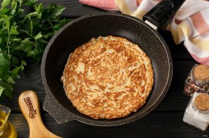 Мясной закусочный торт с грибами и маринованными огурцами