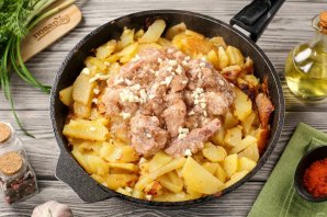 Жареная картошка с тушёнкой на сковороде